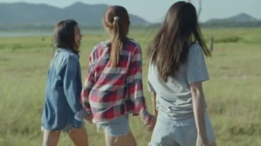 Slow Motion: Bir yaz seyahatinde birlikte koşan bir grup genç Asyalı kadın. Yaşam tarzı tatil tatili. Bir dağ geçmişine sahip olmak.