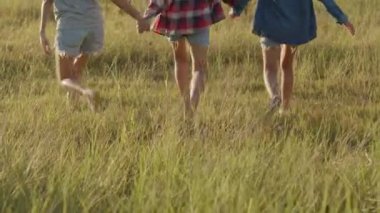 Bir grup genç Asyalı kadın el ele tutuşup yaz tatilinde eğleniyorlar. Yaşam tarzı tatil tatili. Bir dağ geçmişine sahip olmak.