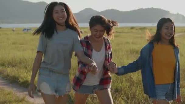 吸引了三个年轻人 亚洲女人在日落时跑步 一起享受夏天的旅行 生活方式度假时间 具有山区背景 — 图库视频影像