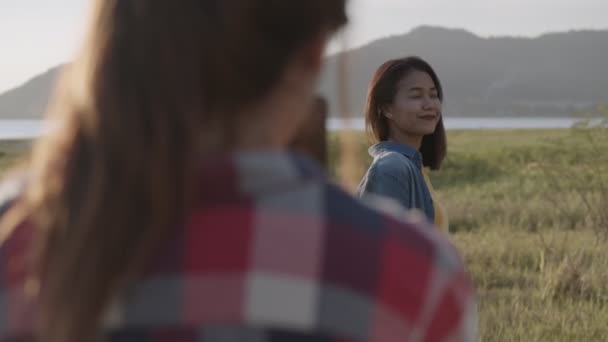 少女们一边在智能手机上拍照 一边在夕阳西下一起享受夏天的旅行 一群年轻的亚洲朋友的生活方式旅行度假时间 具有山区背景 — 图库视频影像