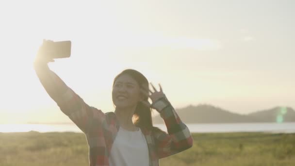 Attrayant Jeune Asiatique Femme Selfie Chat Vidéo Avec Ses Amis — Video