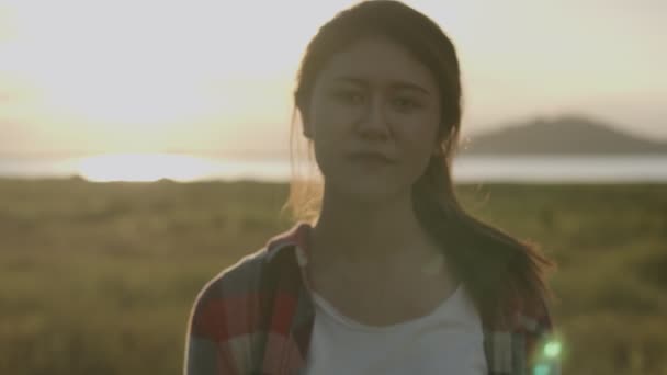 Portrait Belle Jeune Femme Asiatique Souriant Regarder Caméra Profiter Avoir — Video