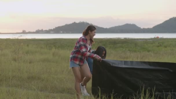 一群年轻的亚洲女人在帐篷里露营 享受夏天的旅行 亚洲朋友的生活方式是度假 — 图库视频影像
