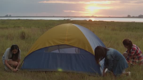 Skupina Mladé Asijské Ženy Táboření Postavit Stan Zatímco Západ Slunce — Stock video