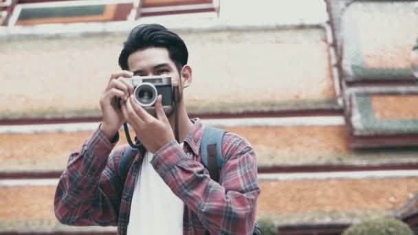 Atractivos Turistas Jóvenes Asiáticos Que Viajan Utilizan Cámaras Cine Para — Vídeo de stock