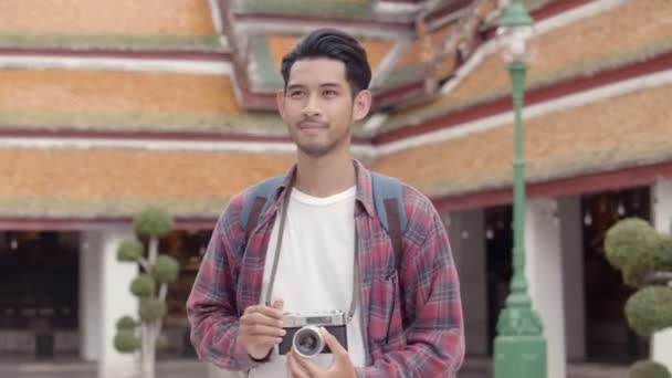 Vonzó Fiatal Ázsiai Férfi Szóló Turisták Sétálnak Nézelődnek Templomban Fotóznak — Stock videók