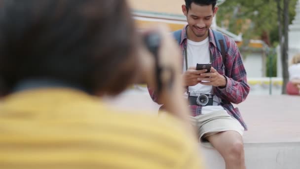 Turisti Uomo Asiatico Utilizzando Smartphone Controllare Social Media Mentre Seduto — Video Stock