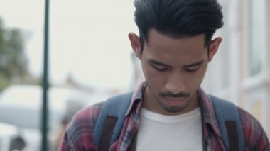 Yakışıklı turistler, Tayland 'da sokakta yürürken fotoğraf çeken Asyalı bir adam. Asyalı blogcu mutlu mesut seyahat ediyor..