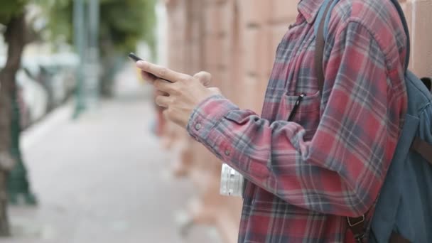 Κοντινό Πλάνο Χέρια Τουρίστες Ασιάτης Άνθρωπος Χρησιμοποιώντας Ένα Smartphone Έλεγχο — Αρχείο Βίντεο