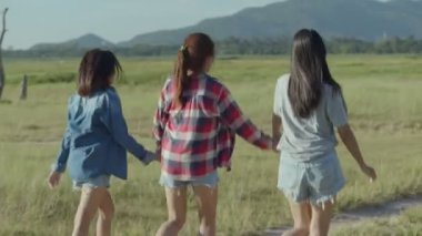 Slow Motion: Bir yaz seyahatinde birlikte koşan bir grup genç Asyalı kadın. Yaşam tarzı tatil tatili. Bir dağ geçmişine sahip olmak.