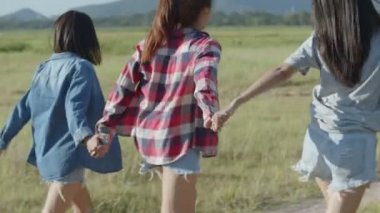 Slow Motion: Bir yaz seyahatinde birlikte koşan bir grup genç Asyalı kadın. Yaşam tarzı tatil tatili. Bir dağ geçmişine sahip olmak.