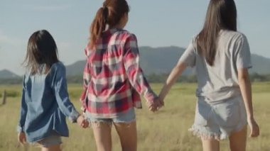 Genç Asyalı bir grup kadının yaz tatilinde birlikte koşup eğlenmesi için Shot 'u takip etmek. Yaşam tarzı tatil tatili. Bir dağ geçmişine sahip olmak.