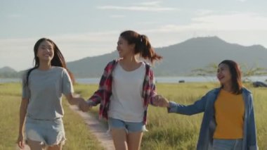 Üç genç Asyalı kadın yaz tatilinde birlikte eğleniyor. Yaşam tarzı tatil tatili. Bir dağ geçmişine sahip olmak.