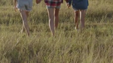Genç kadınlar yaz tatilinde birlikte eğleniyorlar. Yaşam tarzı tatil tatili. Bir dağ geçmişine sahip olmak.