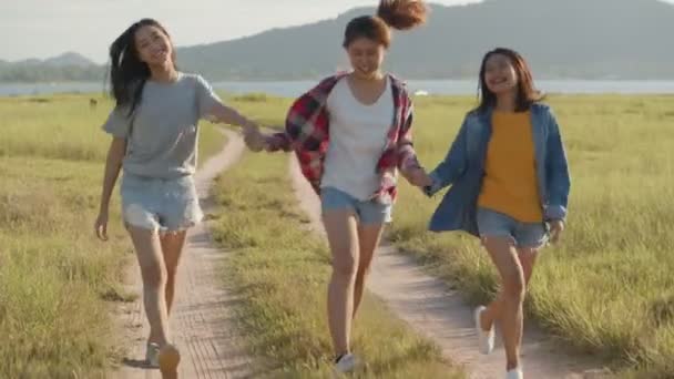 魅力的な3人の若いアジアの女性が一緒に夏の旅行を楽しんでいます ライフスタイル旅行休暇時間 山を背景に — ストック動画