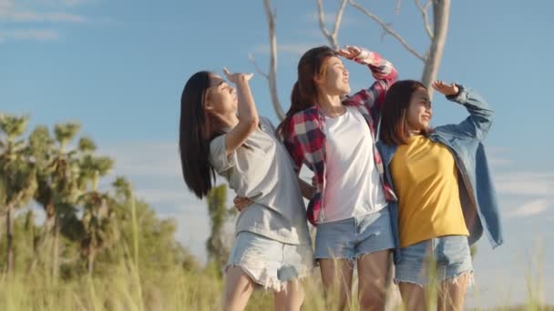 Skupina Mladé Asijské Ženy Dívá Hory Baví Společně Letní Cestování — Stock video