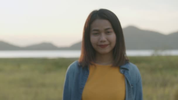 Dolly Zoom Porträtt Vackra Unga Asiatiska Kvinna Ler Titta Kameran — Stockvideo