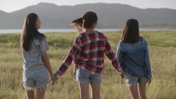 Mujeres Adolescentes Divirtiéndose Juntas Viaje Verano Estilo Vida Los Jóvenes — Vídeos de Stock