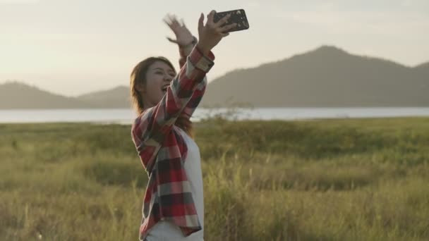 Attractive Young Asian Woman Selfie Video Chat Her Friends Smartphone — Vídeos de Stock