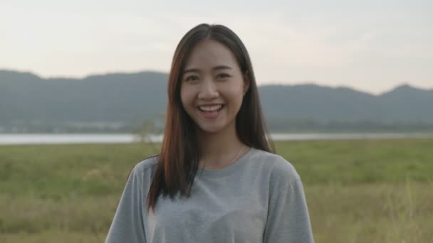 Porträtt Vackra Unga Asiatiska Kvinna Ler Titta Kameran Njuter Att — Stockvideo