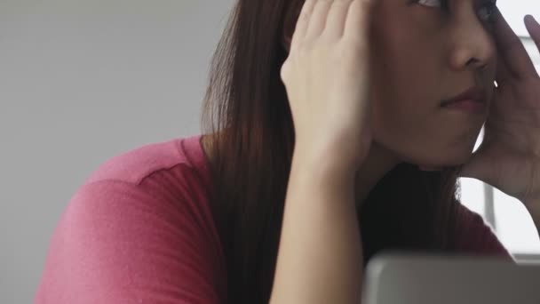 事務所で働く若いアジア人女性のストレス — ストック動画