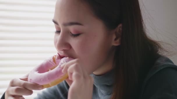 Mooi Jong Aziatisch Vrouw Eten Donut Roze Kleurrijk Genieten Zoet — Stockvideo