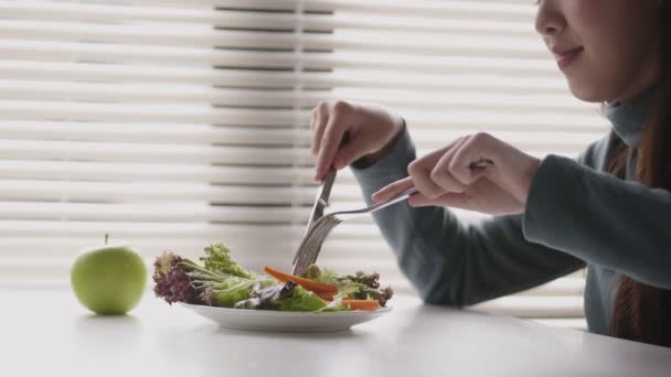 Bella Giovane Donna Asiatica Mangiare Insalata Verdure Cucina Casa — Video Stock