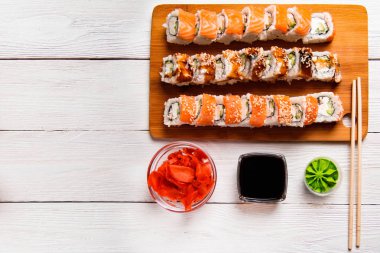 Japon mutfağı ile taze somon eel suşi rulo