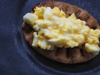Yumurta tereyağı ile Geleneksel Fin Karelian pasta sıcak servis
