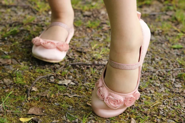Little Child Pretty Pink Shoes Walking Grass — Stock Photo, Image