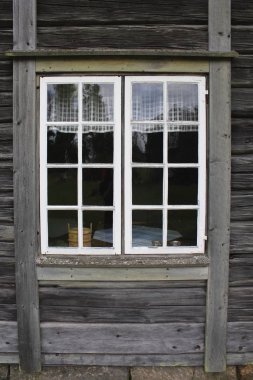 Kırsal ahşap evdeki eski pencere
