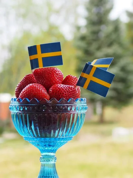 Miska Świeżych Truskawek Szwedzkimi Flagami Obchody Szwedzkiego Dnia Narodowego Lub — Zdjęcie stockowe