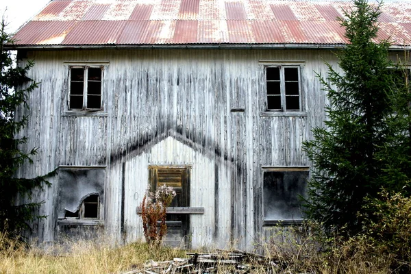 古い放棄された不気味な灰色の家 — ストック写真