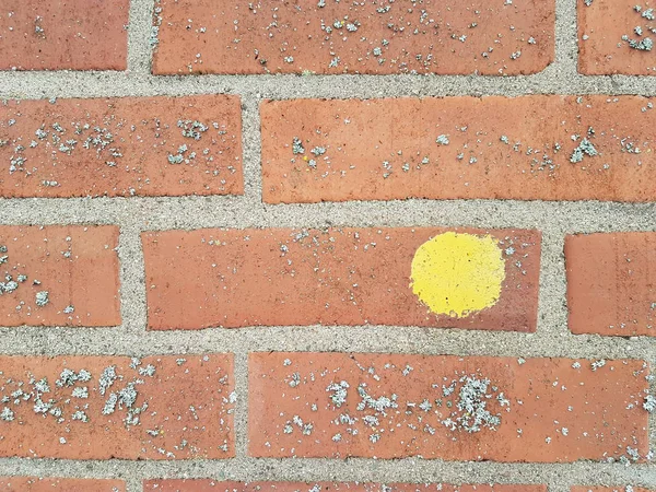黄色の塗装ドットと赤レンガの壁 レンガの壁の背景 — ストック写真