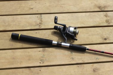 Yazın ahşap zeminde olta..