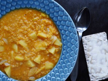 Siyah arka planda vejetaryen mercimek çorbası