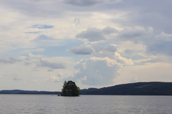 Zweedse Natuur Een Klein Eiland Een Meer Een Bewolkte Zomerdag — Stockfoto