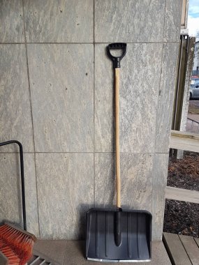 Kışın bir kar küreği