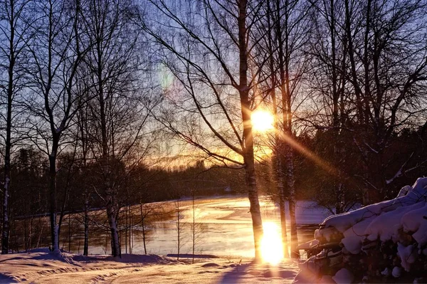 Sonnenuntergang Winter Schwedische Winterlandschaft Mit Schnee Und Eisigem Fluss — Stockfoto