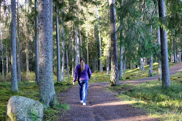 Una Mujer Caminando Sola Bosque — Foto de Stock
