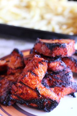 bir tabak ızgara et