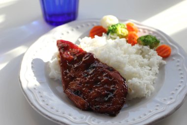 Tavuklu pilav, teriyaki ve sebze.