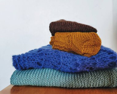 Renkli bir kazak ve çorap yığını..