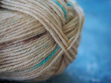 Yün yumağı yakın plan. Örgü örmek için iplik.