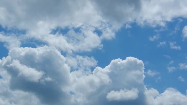 Un vol en boucle douce à travers les nuages, photographiant le ciel avec des cumulus volants par une journée ensoleillée avec un vent fort 