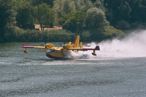 Bombardıman 415 amfibi uçak yangın — Stok fotoğraf