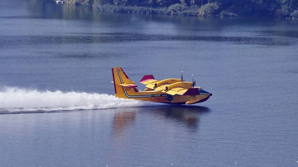 Canadair şarj su — Stok fotoğraf