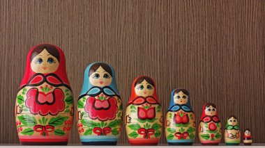 Bir matrioshka bebekleri sıraya dizildi