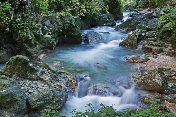 Fiume Scorre Con Piccoli Salti Tra Sponde Rocciose — Foto Stock