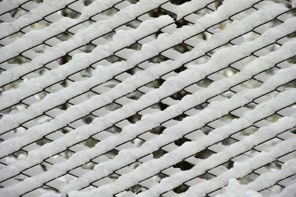 Śnieg Osadzony Między Siatkami Siatki Ogrodzeniowej — Zdjęcie stockowe